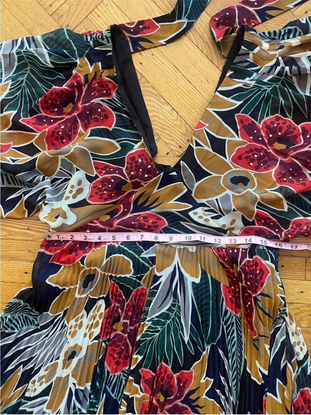 FLATTERING Club Monaco 
 Midi 3-Season Dress with Pleats & Flutter Sleves. - Picture 5 of 12